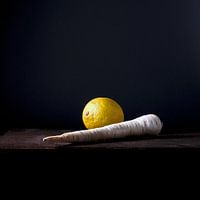 Photo minimaliste d'un citron et d'une carotte