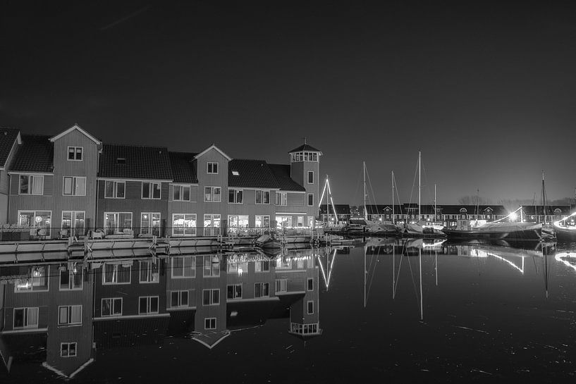 Reitdiephaven Groningen bij nacht, zwart wit van Han Kedde