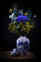 Modernes Blumenstillleben in einer Vase "Holländisches Blau und Gelb"