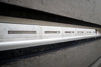 rechteckiger Schlitz in einer Betonwand.