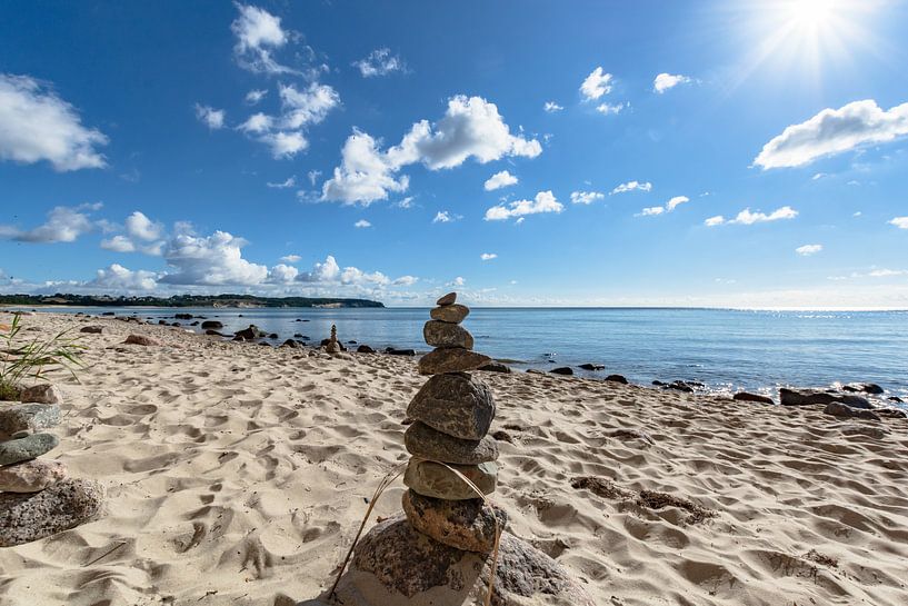 Steinturm am Naturstrand Lobbe von GH Foto & Artdesign