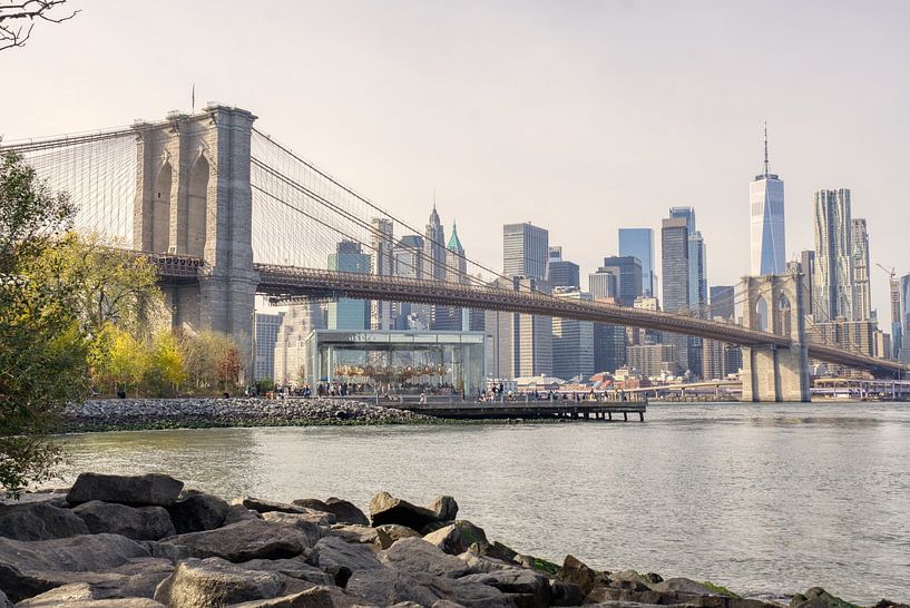 Brooklyn Bridge und Manhattan Skyline bei Sonnenaufgang von Joran Quinten