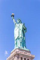 Vue rapprochée de la Statue de la Liberté sur un ciel bleu