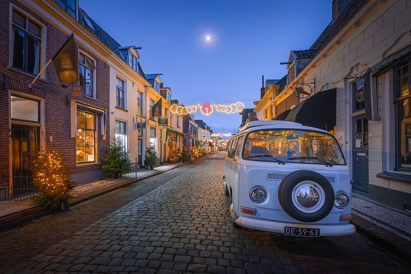 Elburg am Abend | VW-Bus | Festungsstadt | Drucken / Drucken von Marijn Alons