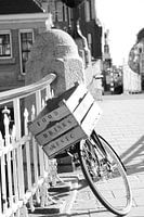 Fahrrad mit Holzkiste auf der Brücke