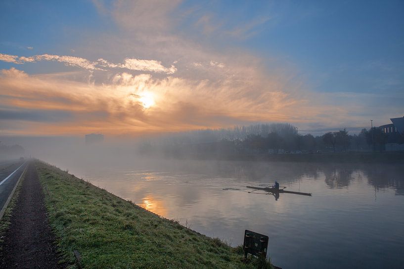 Wassersportplatz mit aufsteigenden Nebelbänken über dem Wasser von Marcel Derweduwen