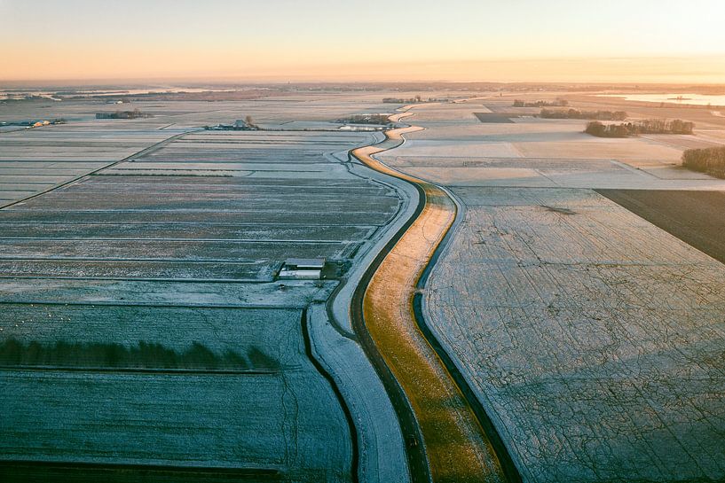 Deich der Zuiderzee von oben während eines Sonnenuntergangs im Winter von Sjoerd van der Wal Fotografie