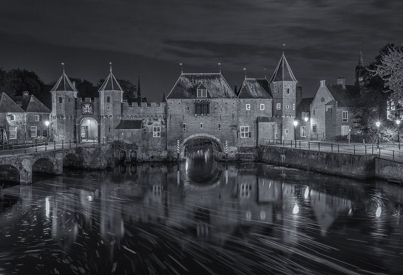 Le Koppelpoort à Amersfoort le soir - noir et blanc par Tux Photography