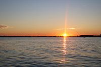 Coucher de soleil au bord de l'eau