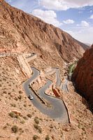 Route sinueuse vers un col de montagne - Vallée des dattes, Maroc