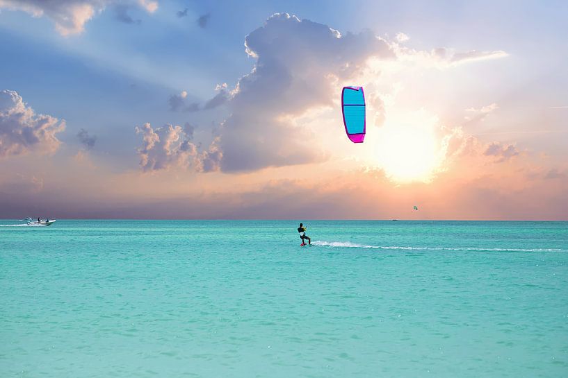 Kitesurfen bei Sonnenaufgang auf Aruba in der Karibik von Eye on You