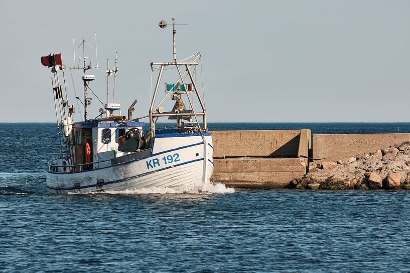 le bateau de pêche navigue par Geertjan Plooijer