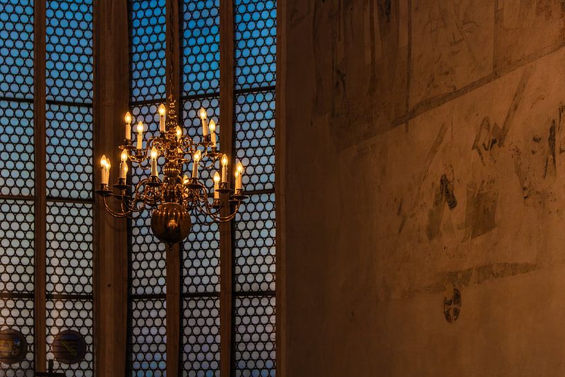 Kronleuchterlicht in Kapellenstille von Mixed media vector arts