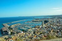 Blick vom Castillo de Santa Bárbara auf den Hafen von Alicante und das Mittelmeer mit vielen Segelbo