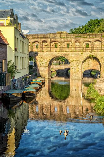 Wohngebiet und der Berkelpoort in Zutphen mit Wolken von Bart Ros