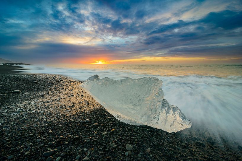 Forme de glace échouée sur la plage de Diamond Beach en Islande par Sjoerd van der Wal Photographie
