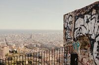 Blick auf die Stadt Barcelona an einer Graffiti-Wand.