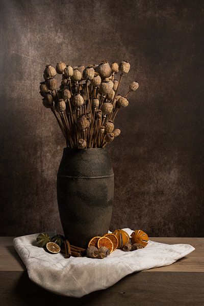 Modernes Stilleben mit getrocknetem Mohn in einer Steingutvase von John van de Gazelle fotografie