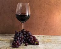 Glas Rotwein mit Weintrauben