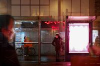 Stadtleben im Neonlicht