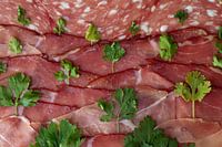 Landschaft aus geschnittenem Fleisch und Koriander