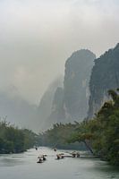 Rivierbootjes in karst landschap