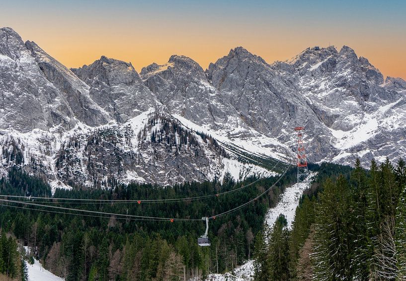 Zugspitz Seilbahn à la Zugspitze dans les Alpes allemandes en hiver avec de la neige et un ciel bleu au coucher du soleil par Animaflora PicsStock