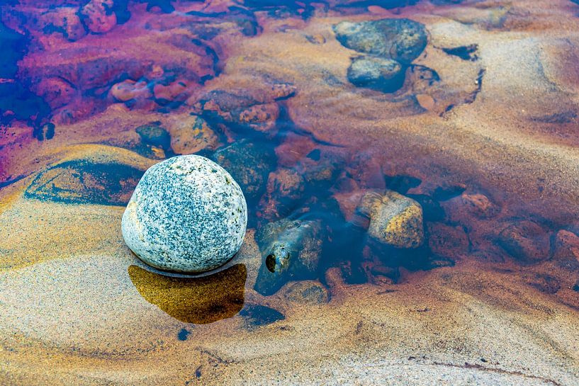 Felsbrocken im Wasser von Nicolette Uchtmann