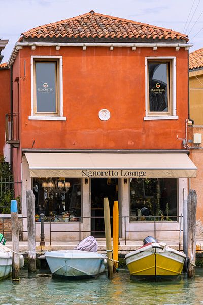 Buntes Glasgeschäft auf Murano mit Booten von Sander Groenendijk