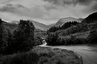 Straße durch die schottische Landschaft