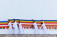 De boeddhistische vlag om de stoepel heen.