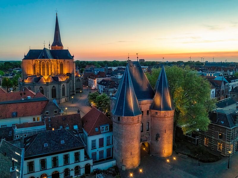 Kampen Koornmarktspoort und Bovenkerk in der Altstadt bei Sonne von Sjoerd van der Wal Fotografie