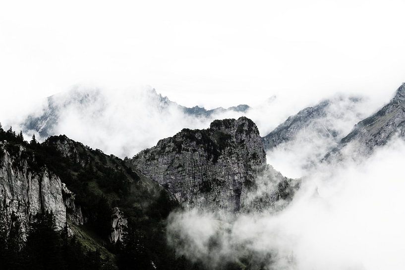 Berge im Nebel und Wolken erzeugen diese ganz besondere, mystische Stimmung, die viele Menschen sofort berührt. Solche Motive stehen für Ruhe, Tiefe, Magie und das Unbegreifliche der Natur von Miriam Schwarzfischer Fotografie