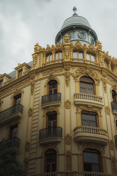 Architektur-Highlight in Spanien: Prachtvolles Stadthaus vor bewölktem Himmel von NZME Photography