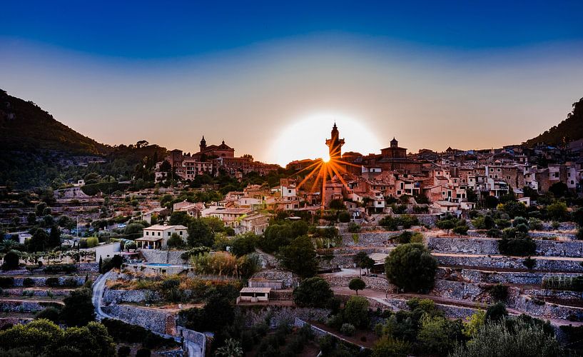 Idyllischer Blick auf die Insel Mallorca, schönes mediterranes Dorf Valldemossa bei Sonnenuntergang von Alex Winter