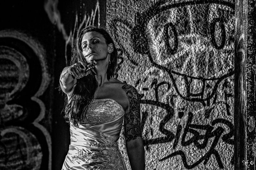 Tattooed woman with a pistol in black and white by Atelier Liesjes