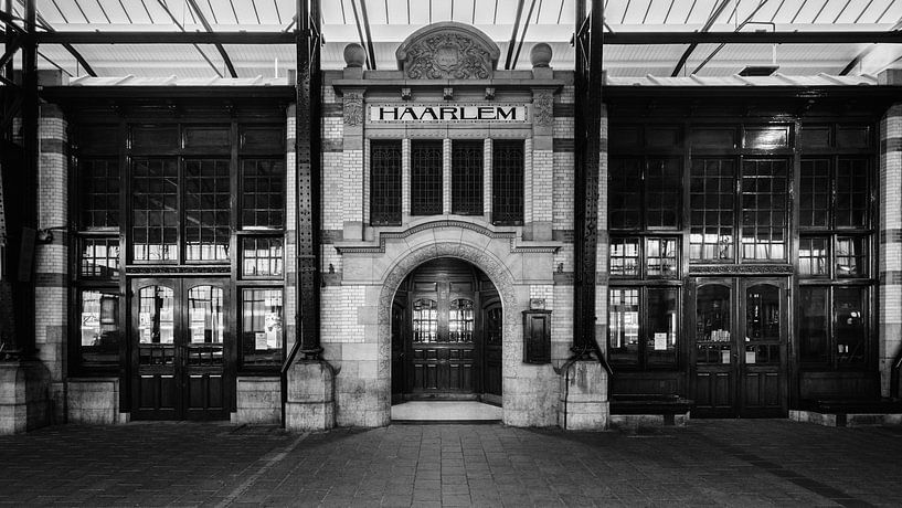 Haarlem: Station Restaurant entrance 2 by OK-ART