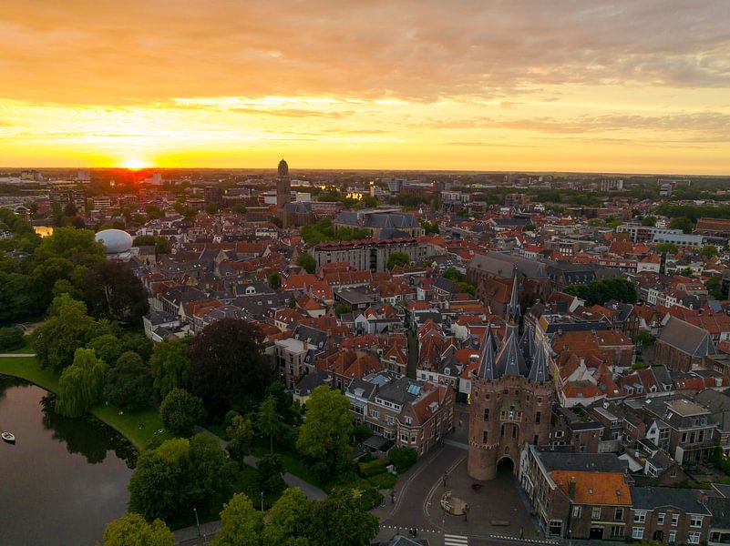 La vieille porte de Sassenpoort à Zwolle pendant le coucher du soleil en été par Sjoerd van der Wal Photographie