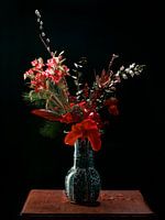 Delfter Blau Vase mit roten Blumen