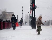 Menschen auf der Brücke im Schneesturm
