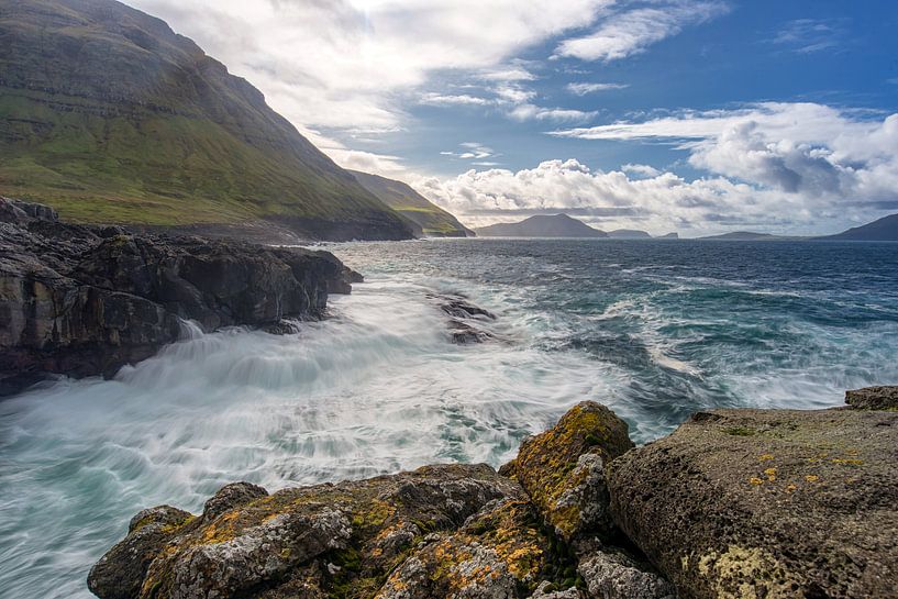 Wildwasser auf den Färöer-Inseln von Robinotof