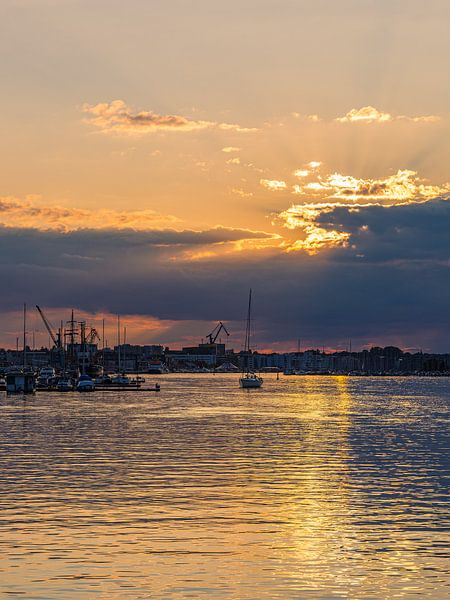 Sonnenuntergang mit Segelbooten im Stadhafen von Rostock von Rico Ködder