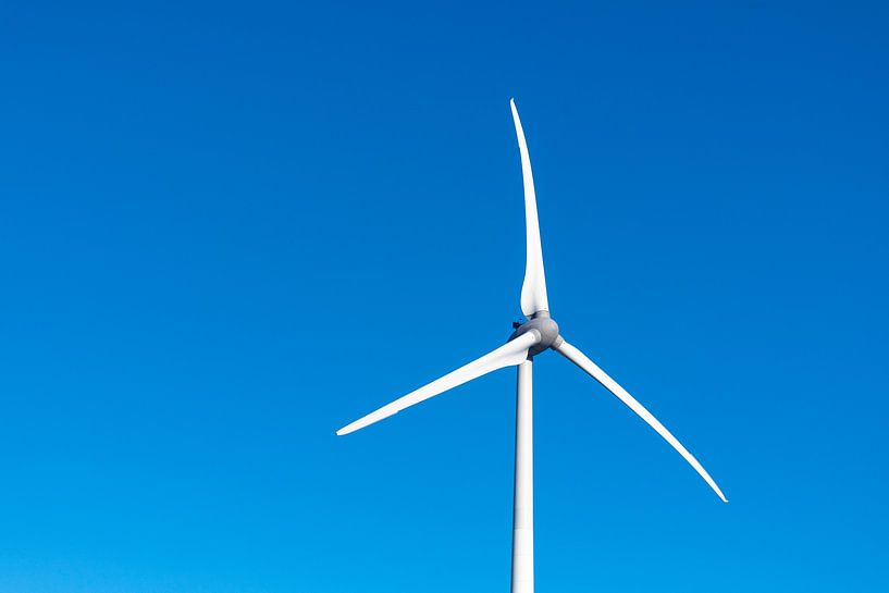 Windkraftanlage mit klarem blauem Himmel im Hintergrund von Sjoerd van der Wal Fotografie