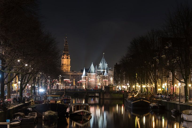 Waag gebouw Amsterdam bij nacht by Paul Tolen