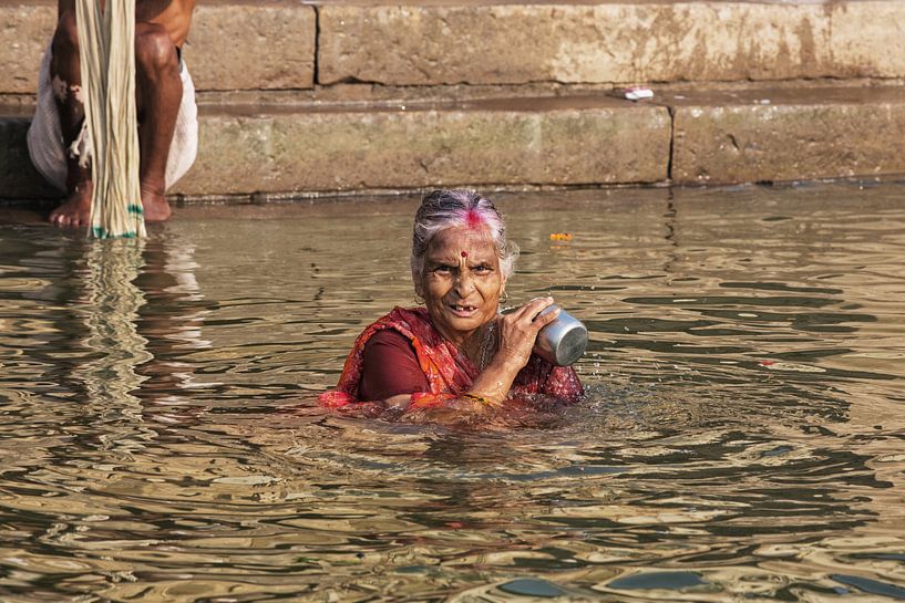 Hinduistische Frauenpilgerin nimmt ein Bad im Heiligen Fluss Ganges. von Tjeerd Kruse