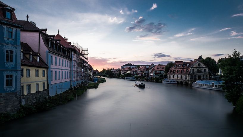 Vue de fin de nuit sur la rivière de Bamberg, en Allemagne, juillet 2017. par Werner Lerooy
