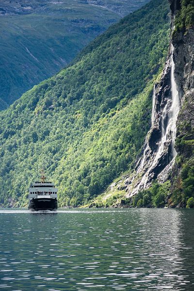 Blick auf den Geirangerfjord in Norwegen van Rico Ködder