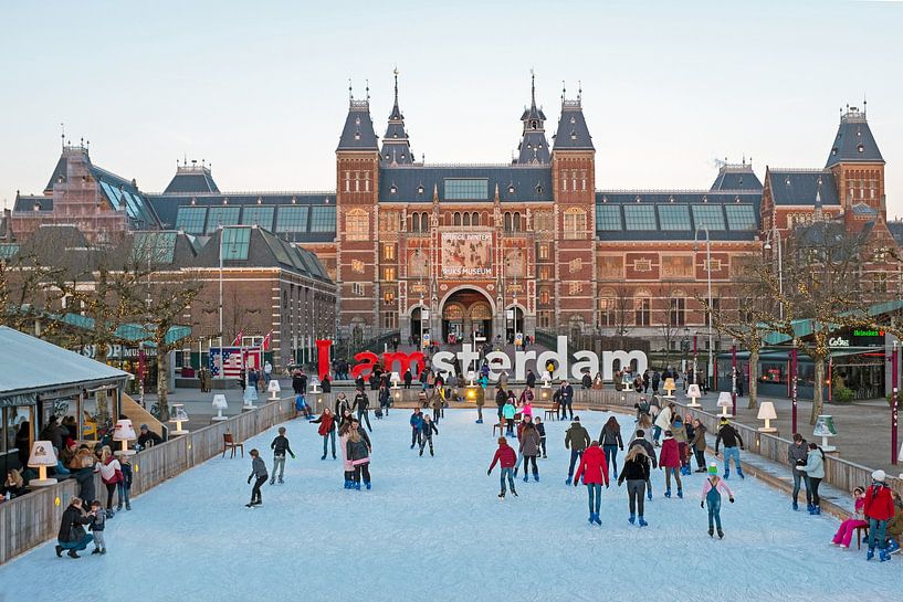Schlittschuhlaufen auf der Eisbahn am Museumplein in Amsterdam von Eye on You