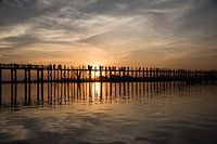 Zonsondergagn bij U-Bein brug in Myanmar