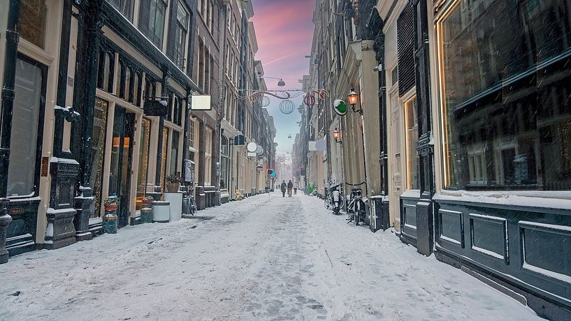 Schneebedecktes Rotlichtviertel in Amsterdam Niederlande bei Sonnenuntergang von Eye on You